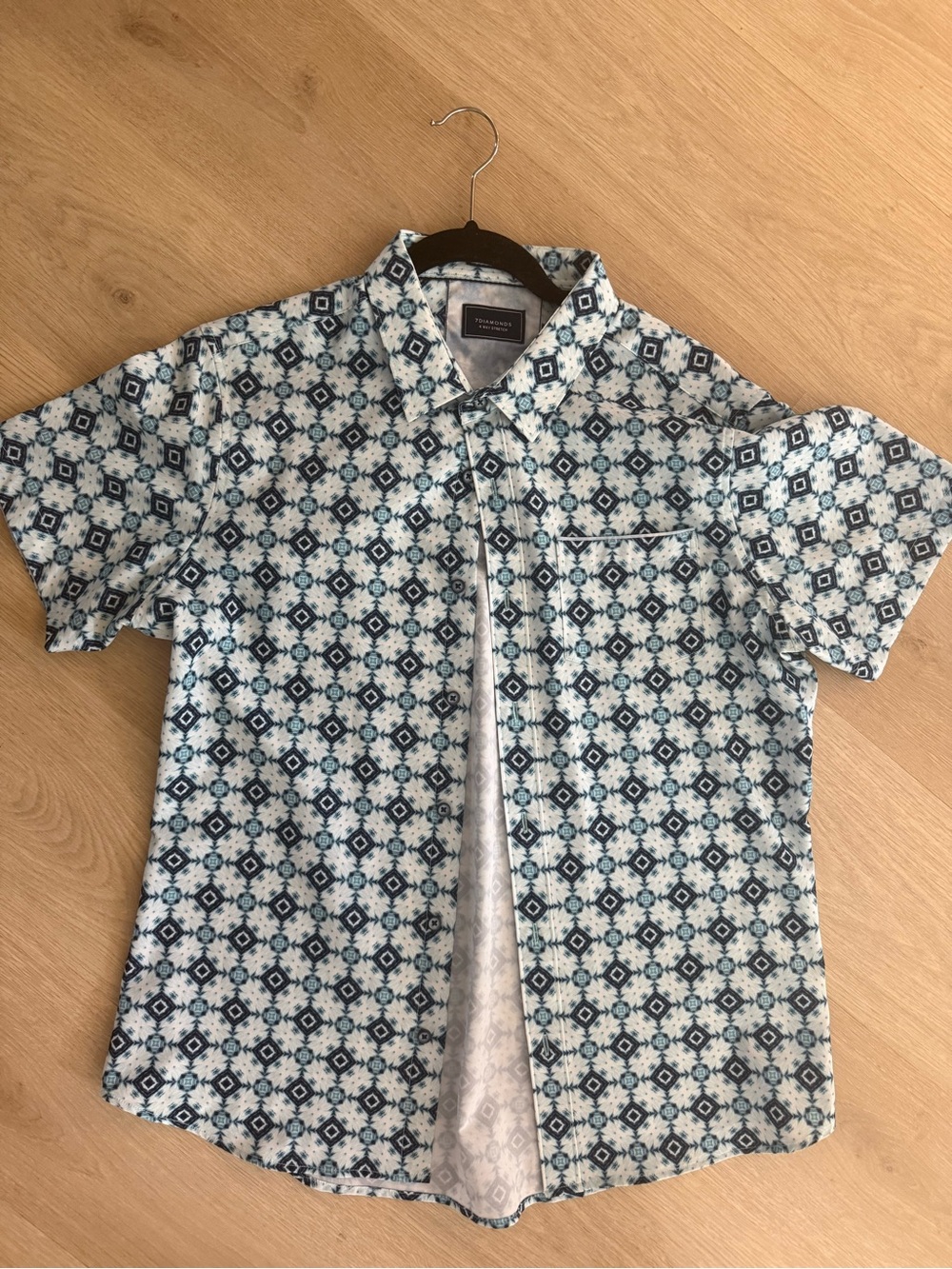 7 Diamonds Short-Sleeve Button-Down Shirt in Blue and White Geometric Print